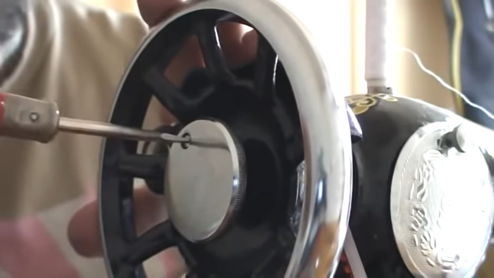 Singer Sewing Machine won't turn on and How to solve