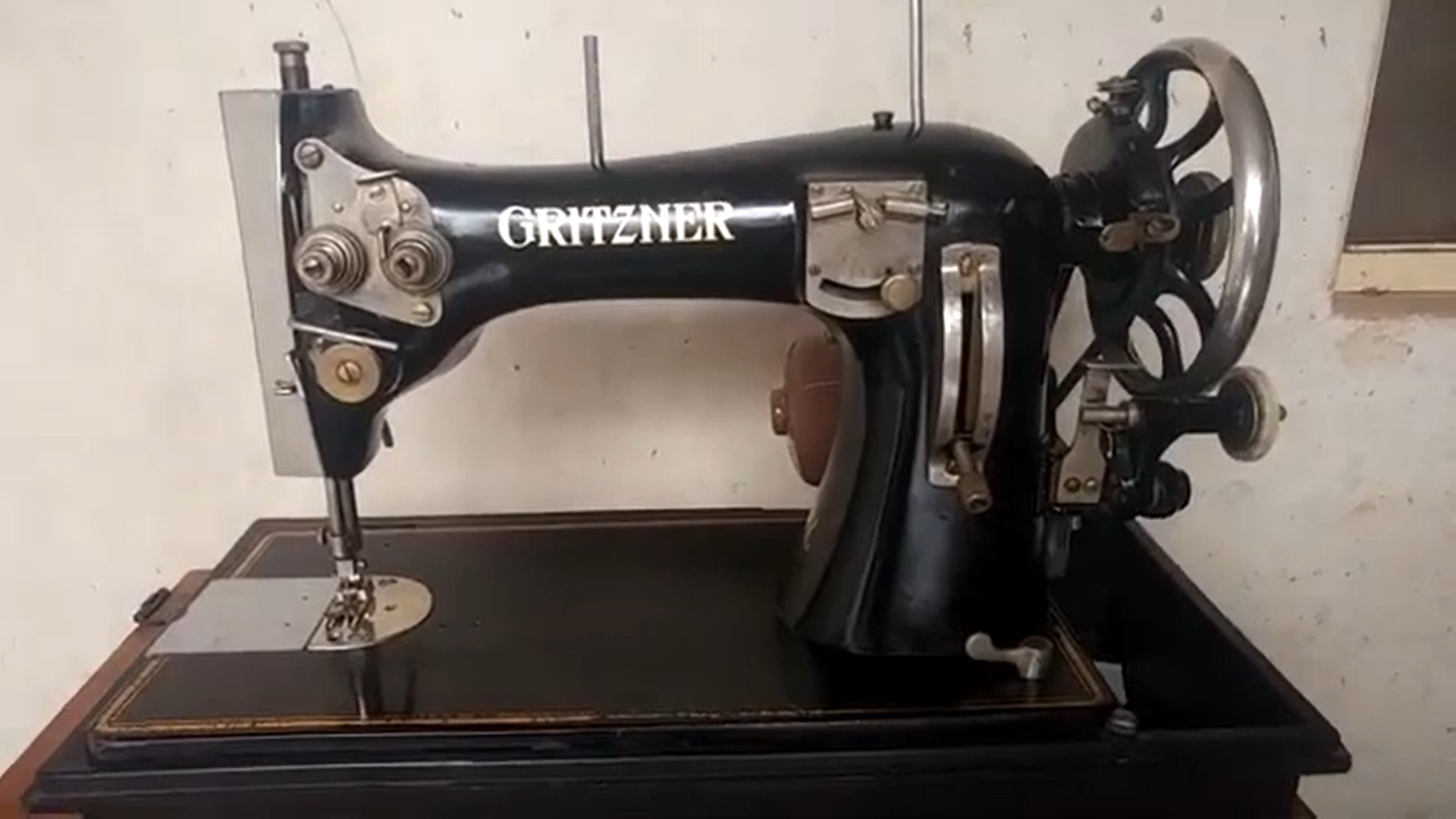 Singer sewing machine hand wheel jammed Easy solutions