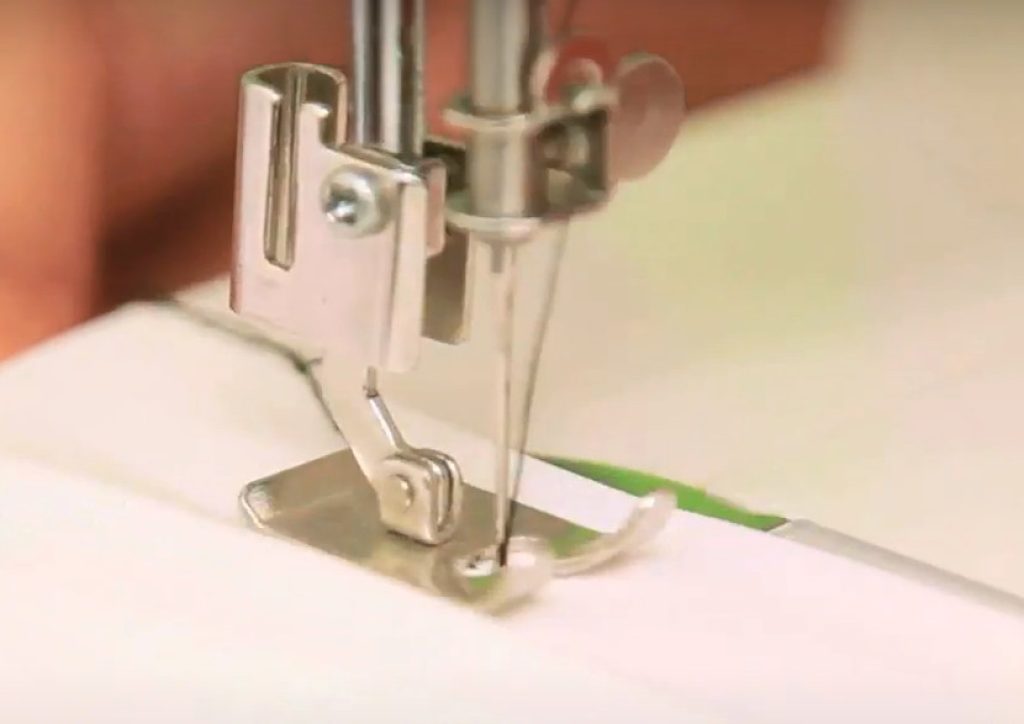 How does a Sewing Machine work? The answer you need Pins & Needles
